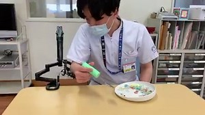 【新リハ機器導入】 令和2年3月より当院作業療法部門において、新しく上肢装具（MOMOプライム）を導入いたしました。 神経難病や頸髄損傷などにより上肢の筋力低下が起こると、食事や整容などにおいて自分の顔へ手が届かなくなったり、机の上のパソコンまでもリーチできなくなってしまう場合があります。そのような場合には、本機器を使用することで上肢の重さを軽減させ、自力で食事やパソコン操作などができるようになる可能性があります。 このような機器は、高価格であることが多く病院の訓練室だからこその物品でありがちです。しかし、本機器は補装具費支給制度対象の機器であり購入にあたって助成を受けることができるため、在宅や仕事など退院してからの生活でも活用することが出来ます。 病院でのリハビリと地域での生活をシームレスにつなぐための1つの工夫として、同じ機器を使用することも重要だと思います。そのため、当院入院中のリハビリ介入の中でこのような機器に触れておくだけでも、自宅での生活をよりイメージでき、患者さんの不安を軽減できるのではないかと考えています。 スタッフ一同、患者さんの退院した先の生活を想像しながら、日々の