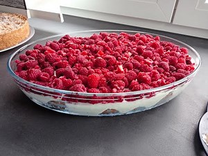 Himbeere-Windbeutel-Quark Dessert ( Zubereitung in 5 Minuten )