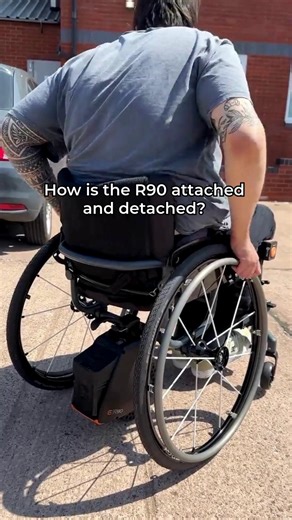 Ever wondered how the Empulse R90 power assist device is attached and detached? Watch the video to see it in action! 📹​​​ 🔸 Every rider is different. Abilities, preferences, and techniques vary. What feels most comfortable will depend on each person’s condition. While many wheelchair riders can manage the V-Lock anchoring and release system of the R90 independently, factors like trunk control, hand dexterity, and upper body strength all play a role. 🔸 Getting to know how the device works and 