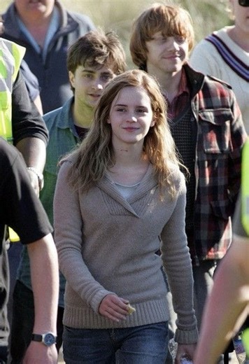 In 1999, nine-year-old Emma Watson became Hermione Granger after eight intense auditions, unknowingly stepping into a role that would shape her entire life. With Harry Potter’s release in 2001, she grew up on set alongside Daniel Radcliffe and Rupert Grint, forming bonds that felt like family. But when the series ended in 2011, that bubble burst. Emma later revealed how painful it was to realize Hollywood wasn’t built on lifelong friendships. That heartbreak, she says, preserved her humanity. Sh