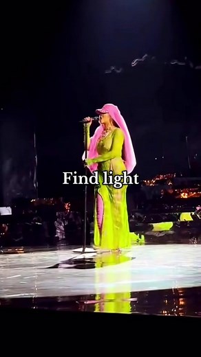 Rihanna - Diamond Lyrics Video