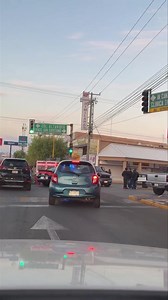 Fruta regada sobre Primer Anillo y Carlos Sagredo por aparatoso choque entre estaquita y camioneta particular, afectando parcialmente la circulación. Tome precauciones. #luceroálvarez #aguascalientes #accidente | Lucero Alvarez