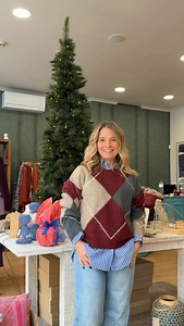 As malhas que marcam a estação. Losângulos e cores tendência, bordeaux, cinza e bege. Numa malha super macia e naturalmente quentinha. Neste look, arriscámos numa combinação improvável com uma camisa delicada da Grace & Mila. Porque gostamos de misturar texturas, contrastar referências e criar propostas inesperadas que resultam. Descubra estas e outras combinações nas nossas lojas. | Unikka.com.pt