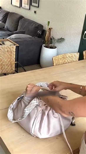 The bag that adapts to your life — without the bulk. ✨ Why women love it: 15 smart pockets = zero chaos Carry it your way: hand, shoulder, or backpack Lightweight, durable & water-resistant Sleek design that matches every outfit 💡 From work to weekend, this is the only tote you’ll ever need. | EKON