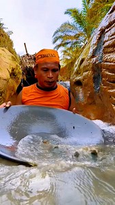 620K views · 10K reactions | great...... this uncle earned $1530 from searching for gold using a pan and crowbar #tambangemasrakyat #lokingforgold #tambangemasindonesia #tambangemaspapua #goldhunter #goldnugget #goldrush #rivergold #gold #tambangemas | Karebet Gold Hunter | Facebook