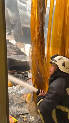 SUNOG SA BODEGA SA TIBUNGCO, MIULBO PAG-USAB Misiga pag-usab ang sunog sa Bodega sa Tibungco ning syudad nga nagsugod kaganihang alas 9:42 sa buntag, Enero 23, 2026. Kahinumduman nga kaganihang alas 12:46 sa udto gideklara kining Fire under control sa Bureau of Fire Protection apan karong taknaa, miulbo kini pag-usab ug gisaka na sa 4th Alarm. Ang maong bodega nga nasunog, usa ka cooling storage sa mga frozen goods sama sa hotdog, ice cream ug uban pa. Padayon pa gihapon karon ang pagpakgang sa 