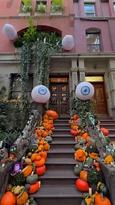 Must SEE Spooky Stoop in NYC 👁️ This Upper West Side stoop is EYE-conic every Halloween, but this year the designer has outdone herself. Giant eyeballs peer at passing visitors, while pumpkins with molded faces give a gaze you’ll never forget. Look closely — it’s more than just eyes watching! Crows perch in the bushes, cockroaches scuttle up the bricks, and other details lurk, ready to bewitch. A masterpiece of mischievous design and eyeball-tingling fun, this stoop is a must-see this Halloween