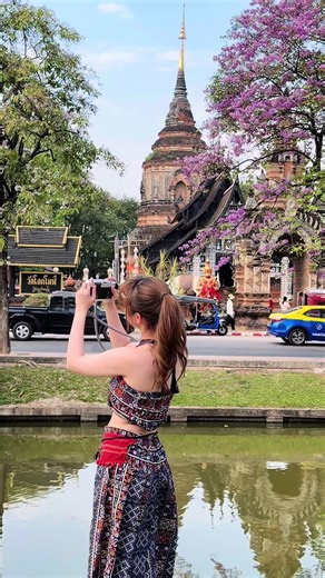 ใครมายืนถ่ายรูปตรงนี้น่ะ 🙈🐒💕 #ไม้เอกstudio #ช่างภาพเชียงใหม่ #วัดโลกโมฬีเชียงใหม่ #ชุดล้านนา #เที่ยวเชียงใหม่