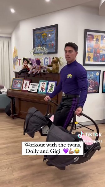 There’s always time for a quick workout 😂 💪🏽 #thewiggles @John Pearce