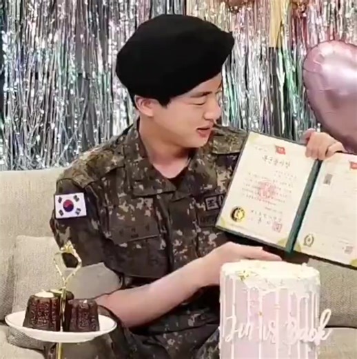 6.4K views · 860 reactions | — LIVE DE #JIN EN WEVERSE : "Todos, me han dado el alta. Ha pasado un año y medio y quería lucir bien para ti. (Muestra el certificado) Es oficial. Recibí muchos premios. Creo que recibí entre 7 y 8 premios". @BTS_ARMY_LATAM #armyteensrt #armysyoungforever #revistadetaehyung 曆 | ARMYS Young Forever de la Revista de Taehyung | Facebook