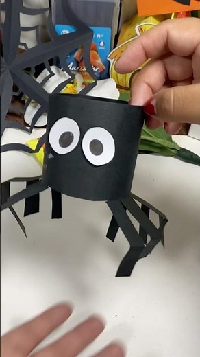 ¡Diviértete en Halloween! 🕷️ Cómo hacer una ARAÑA con un ROLLO DE CARTÓN | Manualidades para niños
