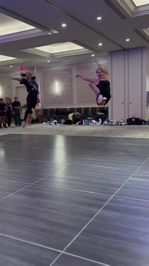 WHAT A SERVE 💥💥 These two ladies cleaned their plate at the @pressplay tour 🔥 The technique is crazy good >> THE JUMPS!? insanity ~ @lauren 💐💐💐💐 #dancersoftiktok #technique #training #choreography #dancers