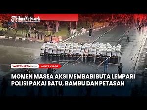 Momen Massa Aksi Membabi Buta Lempari Polisi Pakai Batu dan Bambu