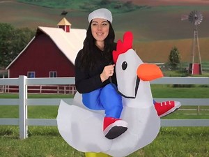 Chickens are fun and so are these Halloween costumes! Get one here —> http://amzn.to/2wkiG5L (aff.) | Chickens Are Fun