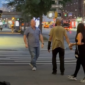 Wanita ini mencoba untuk melarikan diri dari seorang lelaki tua yang mencoba “merayunya”. Untuk sesaat tampaknya dia tidak bisa melarikan diri, namun demikian, secara ajaib, seorang tunawisma telah datang untuk menolongnya. | Positif