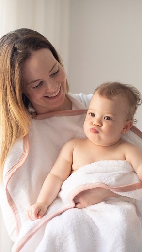 25K views · 312 reactions | Un toallón enorme que te permite no descuidar a tu bebé ni un segundo en el agua, evita que te mojes cuando lo bañas y tenés las dos manos libres para sacarlo del agua de forma cómoda y segura sin hacer malabares 朗 Te cuento todo sobre el Toallón Manos Libres  #lorenzabásicos #momentosfelices #toallonparabebe #toallonparabebes #toallonmanoslibres #toallondelantal | Lorenza Básicos. Accesorios para bebés y niños. | Facebook