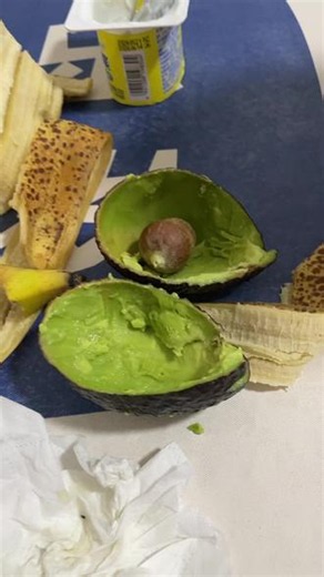 一个牛油果一根香蕉一瓶酸奶加一起捣成泥状超好吃#解锁牛油果的好吃做法