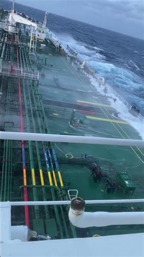 BAD WEATHER HEAVY SWELLS BAY OF BISCAY NORTH SEA