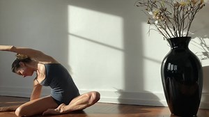 5 exercices rapides et complets faciles à glisser dans votre quotidien pour débuter votre année en pleine forme! ❶ Respirez : inclinez votre buste pour libérer votre diaphragme ❷ Étirez-vous: nous avons passé des heures assis pendant ces fêtes entre les repas prolongés ou les longs trajets, l'arrière de vos cuisses , vos dos ont besoin de s'étirer. ❸ Allongez-vous: en position side bend ,tirez votre jambe en arrière cherchez à éloigner vos orteils de vos doigts , vous sentirez un allongement de 