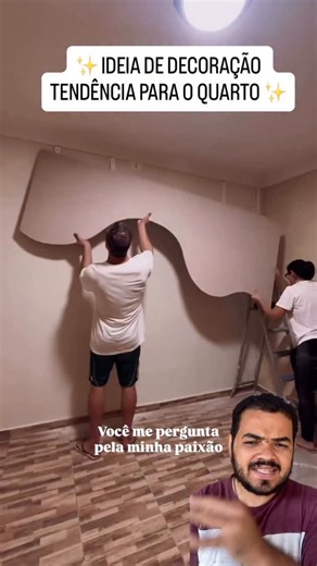 Luiz Brasilense | Tips on Instagram: "Sabe aquela sensação de quarto acolhedor, com cara de casa bem cuidada, como antigamente, mas com um toque moderno? Essa tendência une o melhor dos dois mundos 👇 🪵 Cabeceira em madeira decorada Use madeira como sempre foi feito: material nobre, durável e cheio de presença. O diferencial está em aplicar desenhos personalizados — pode ser geométrico, floral ou até algo que tenha significado pra família. Cada quarto fica único, com identidade própria. 🎨 Pint