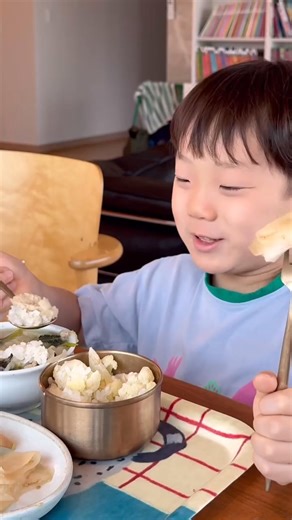 It's a backpack! Picking up the remaining baby food ingredients... They said they didn't do anything but shit. And even my favorite Sora lol! The broth was cool and the taste was really impressive. Make it a real must! (It's no secret that it's delicious no matter what you put in 😉) Thank you from the bottom of my heart! I will return the favor with delicious stories!! Have a nice day and have a nice day! ✅Backpack Pork for grabs 300g Chamsora fat 500g (can be fresh) Three onions Cabbage 1/2 A 