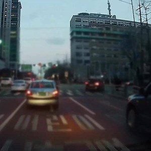 20K views · 40 reactions | [블랙박스] 코란도스포츠가 우회전 전용차로에서 직진해 사고냈습니다. 이런경우 차로위반 과실 100% 입니다. 프라이드가 방향지시등 켰는데도 사고냅니다. https://www.bobaedream.co.kr/view?code=accident&No=670107 #차로위반 #블랙박스 #블박 #Dashcam #보배드림 | 보배드림 | Facebook