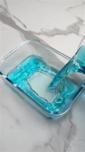 5/5 Подглядывать нехорошо В произведении показан герой, который из любопытства наблюдает за чужой жизнью. Сначала ему это кажется интересным и захватывающим, но постепенно становится понятно, что такое поведение нарушает личные границы, причиняет неудобство и боль другим людям. Автор осуждает подглядывание и подчёркивает, что важно уважать частную жизнь и достоинство человека.#рекомендации #fyp #подглядыватьнехорошо #взахлеб #рек