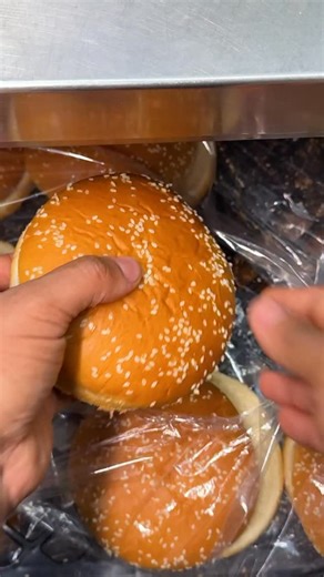 A fome vem furiosa? O BK respondeu à altura. 👑🔥 O novo Mega Stacker Furioso chegou pra mostrar quem manda e deixar qualquer fome mansinha! Cola no BK e vem provar o maioral. 🍔🫵 Edição limitada. Sujeito à disponibilidade em estoque. Imagens meramente ilustrativas. TM & ©️2025 Burger King Company LLC. Usado sob licença. Todos os direitos reservados. | Burger King Brasil