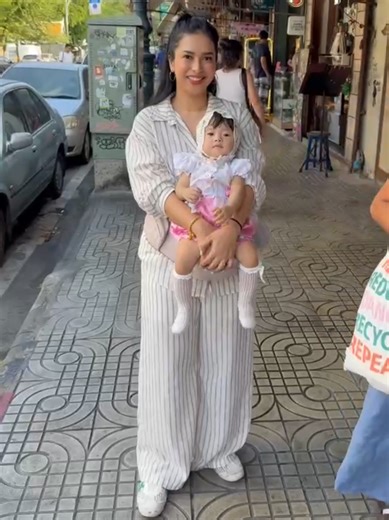 ตุ๊กตาลูกเทพ ทำคนเดินหลบทางขำๆ