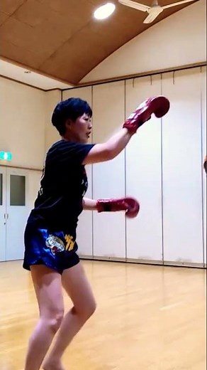 #キック女子 ワン・ツーからミドルキック、スイッチしてミドルキックから前蹴りのコンビネーションでミット打ち。 #キックボクシング #ミット打ち