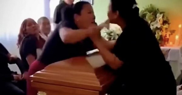 Unusual in Mexico/ Two women fight at funeral after discovering they were both the deceased's girlfriends (VIDEO)
