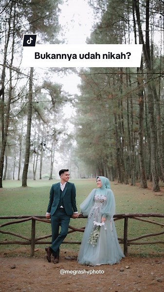 Banyak pasangan yang memilih sesi foto Postwedding?🤔 Postwedding adalah sesi foto yang dilakukan oleh pasangan yang baru saja menikah, biasanya ada beberapa alasan yang membuat mereka melakukan Postwedding nih, apa aja ya?? 1. Leluasa Jelas beda dong kalo udah sah yaa?? Mau pose lebih intimate pun rasanya lebih bebas kan..😝 2. Hemat Budget Kenapa hemat?? Karena kita bisa melakukan sesi foto sekalian honeymoon! Jadi gak perlu sengaja booking tempat hanya untuk sesi foto😆 3. Tidak dikejar waktu