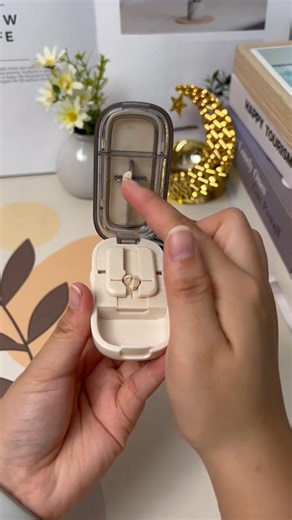 勞 Struggling with uneven pill splits? This Adjustable Pill Cutter is your medication game-changer! ✂️Split any pill into 2-4 perfectly uniform parts, adjust to fit any size, and clean it in seconds. No more guesswork, just precise doses every time. Perfect for anyone managing meds or simplifying doses—your daily routine just got easier!#PillManagementHacks #HealthEssentials #MedicationMadeEasy | Dictionark | Facebook