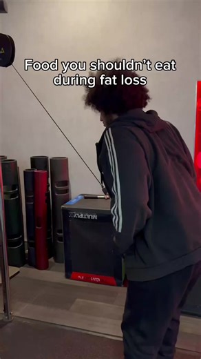 Read 👇 Foods to avoid ❌️ 1. Sugary Drinks Avoid: Soda, sweet teas, fancy coffee drinks (Frappes Lattes loaded with syrup) Try Instead: • Water (flavored with lemon or electrolytes) • Black coffee or coffee with zero-calorie sweetener • Sparkling water (flavored or plain) 2. Deep-Fried Foods Avoid: Fries, fried chicken, onion rings Try Instead: • Air-fried versions (way less oil, same crisp) • Grilled chicken • Oven-baked potatoes or sweet potato fries 3. Pastries & Baked Goods Avoid: Donuts, mu