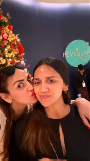 Hema Malini daughter Esha &Ahana meet Prakash Kaur home for first time &huggs #shorts #youtubeshorts