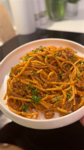 ✨Nudel mit Hackfleisch✨ •ca. 250g ungekochte Nudeln •300g Hackfleisch •optional: 100g geriebenen Mozarella •1 große Zwiebel •1 Knoblauchzehe gehackt •1/2 TL Basilikum •1/2 TL Thymian •1/2 TL Oregano •1 gehäufter TLPaprikapulver •2 TL Vegeta •1 gehäufter EL Tomatenmark •1/3 Tl Salz (oder nach Geschmack) •1 großzügige Prise Pfeffer •1 Packung Schlagsahne •2 Kellen vom Pastawasser #SpaghettimitHackfleisch #pasta #schnellerezepte #einfacherezepte #tutorial