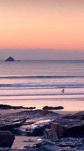 Sunset by Constantine Bay 🍑 📸 @steph__andr #cornishcoastpath #cornishcoasts #cornishcoastlines #cornishcoastalwalks #cornishcoastalliving #cornishsunsets | Beautiful Cornwall