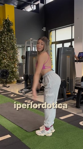DOTT. SSA GAIA DE NATALE | Coach Online per Donne on Instagram: "Se hai iperlordosi non significa automaticamente che “hai i glutei in fuori”. Molto spesso è l’esatto opposto: glutei deboli, poco tonici, che non stabilizzano il bacino. Quando il gluteo non fa il suo lavoro: • il bacino cade in anteriorizzazione • la zona lombare prende carico • il core non riesce a stabilizzare • e anche esercizi corretti sulla carta finiscono per non essere sentiti dove dovrebbero Ecco perché tante ragazze con 