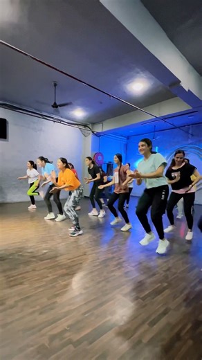 Pranda 💃🏻❤️ . @kaurbmusic . . In frame @jatin_barnal_jb #students . Dm to learn Bhangra & Bollywood Dance #fun #workout #activity #enjoylife #learndifferent #learndance #onlineclasses . . @online.bhangra.dance.classes Dm for joining bhangra and fitness classes . Kids special online classes also available . 📍 @parindeyacademy . . . #bhangra #reels #instagram #bhangralovers #gidha #gidhalovers #punjabi #jatinbarnaljb | Jatin Barnal JB