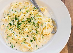 10 Restaurant Chains That Serve the Best Fettuccine Alfredo