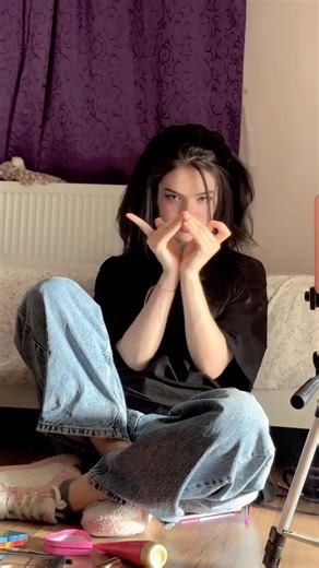 When Tutting Randomly Kicks In 😳 | Finger Tutting | Budi