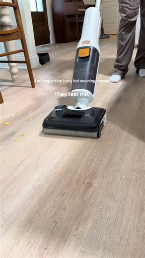 One of my absolute favorite cleaning tools, I used to dread the messes my daughter would make in her highchair but no more 🙌🏻 #vacuummop #cleantok