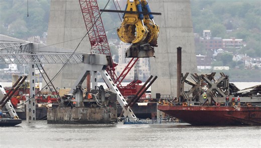 'Largest floating crane' at Baltimore bridge site isn't the one Hudson Valley might recall