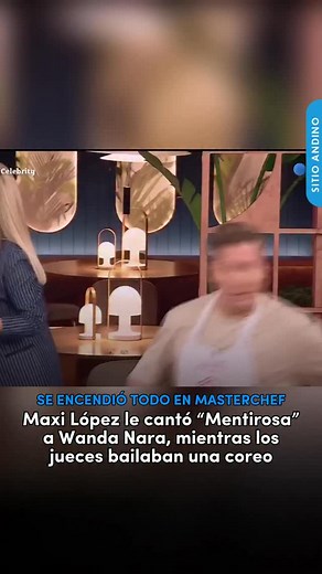 #MasterChef | 👨🏻‍🍳 La gala de anoche tenía un condimento especial: cada participante debía cantar mientras cocinaba en una noche de karaoke. Y a Maxi le tocó un tema que pareció elegido a propósito: “Mentirosa”, de Ráfaga. 👉🏼 El exdelantero no perdió la oportunidad y se la dedicó directamente a Wanda, que lo miraba desde su puesto de conductora. “Nunca mejor elegido un tema”, comentó antes de comenzar a cantar. 🗣️ La presentadora respondió riéndose y hasta se animó a bailar: “A López me an