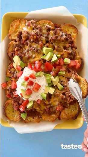 Cheesy garlic bread beef mince nachos
