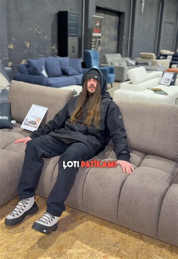 🔥 Jaunais trends interjerā! Dīvāni ar dekoratīvām iešuvēm – stils komforts vienā 💭 Mūsu jaunums - RIMINI ✨ Kā Tev patīk šie modeļi? 😍 Par ērtumu un kopšanu – skaties video 👀 📍 Izmēģini klātienē WE Furniture Brīvības gatve 401, Rīga www.wemebeles.lv #weFurniture #interjeratrends #dīvāni #mēbeles #interiordesign