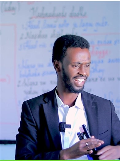 Afku wuxuu la xoog yahay (Gabay) Muuqaalkan hoose waa macallin Sayid-Omer Dayib Nour oo si qurux badan ugu sharaxaya xiisadda suugaanta ardayda Fasalka F3A ee Dugsiga Sare Amaano Boarding and Day School. Suugaantu waa halbawlaha waxbarashada iyo koboca garaadka ardayda dugsiga.#amaanoboardinganddayschool