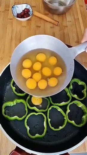 Egg Fried Inside Capsicum – Easy Cooking Trick 🍳🌶️