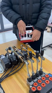 Wireless proportional remote controller,12/24V wireless proportional remote controller, 4-way wireless remote controller, 5-lever wireless proportional remote controller, 6-channel wireless proportional remote controller, 7-way wireless proportional remote controller, 8-function wireless proportional remote controller, good micro-motion, simple installation, no influence on the original vehicle operation, waterproof, and remote control distance of 500 meters.#crane #cranetruck #cranes #craneoper