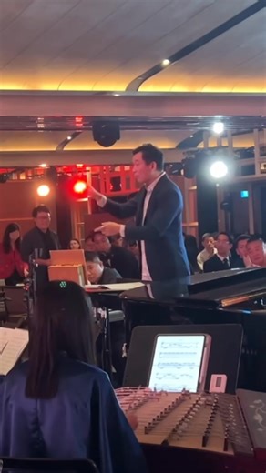 [ Ding Yi Chamber Soiree 2025 🎶] Back at it again doing what I love - conducting! 😎 (Thank you to the team at Ding Yi for trusting me with the baton) Conducted 《细水长流》 at Ding Yi Music Company annual fundraising gala, Chamber Soiree 2025, which was made even more meaningful with a live art performance by Nicole Koo from ART:DIS, and finishing touches added by SMS Low Yen Ling ✨ Besides making their mark among orchestral and chamber greats on the international stage, they’ve help to show their a
